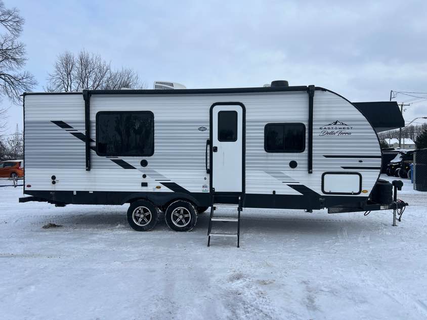 FOREST RIVER EAST TO WEST DELLA TERRA (230RB) 2023 - 29