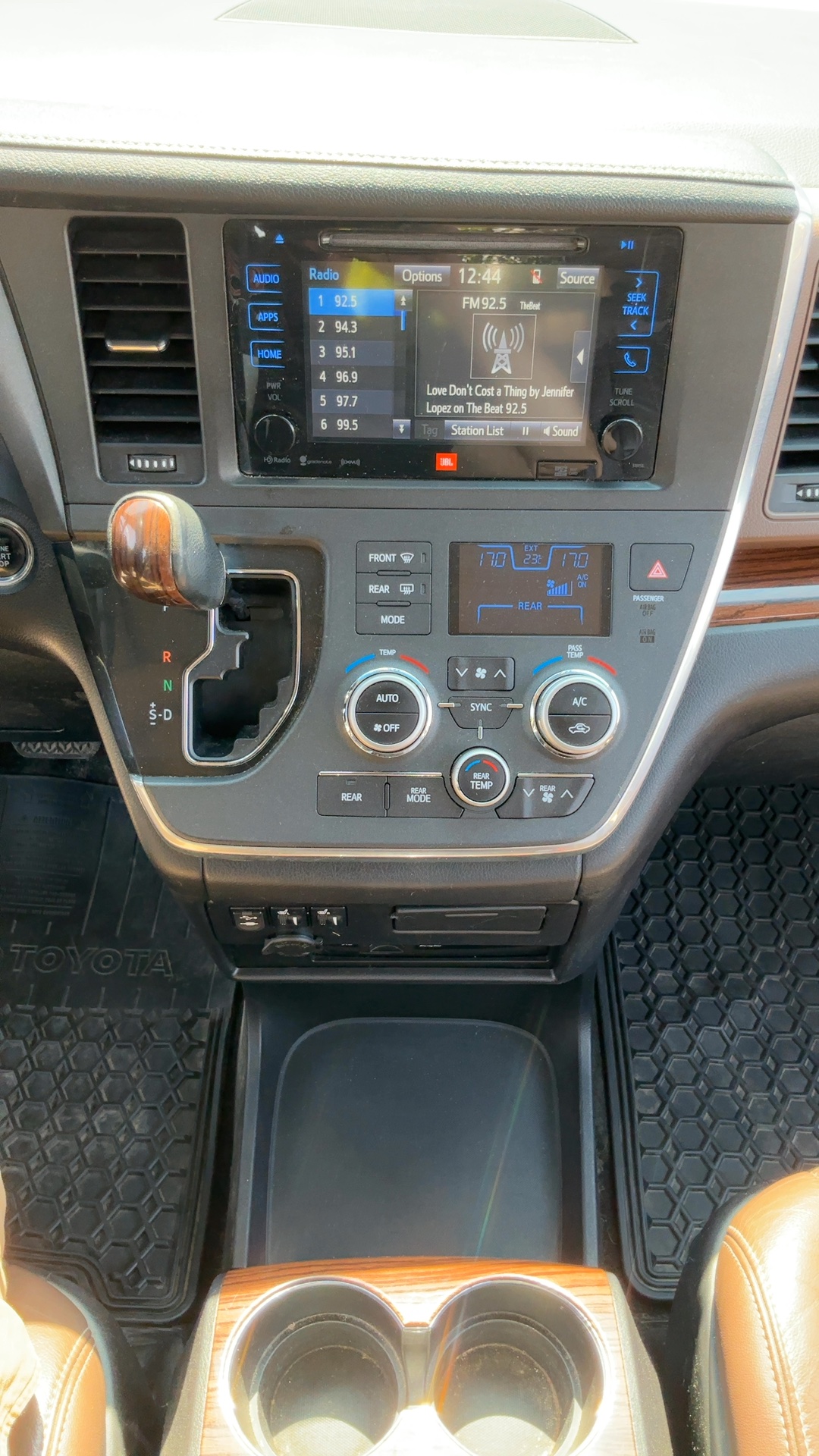TOYOTA SIENNA 2017 - 13