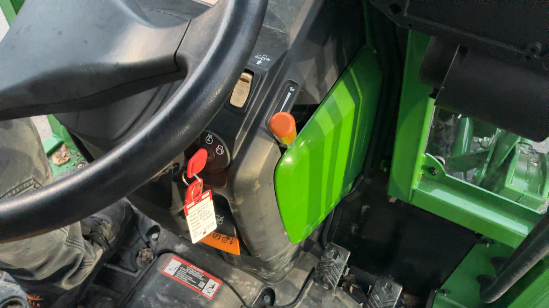 JOHN DEERE 2025R 2023 - 12