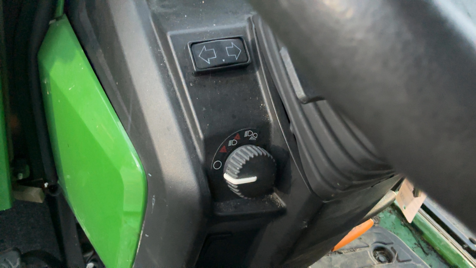 JOHN DEERE 2025R 2023 - 13